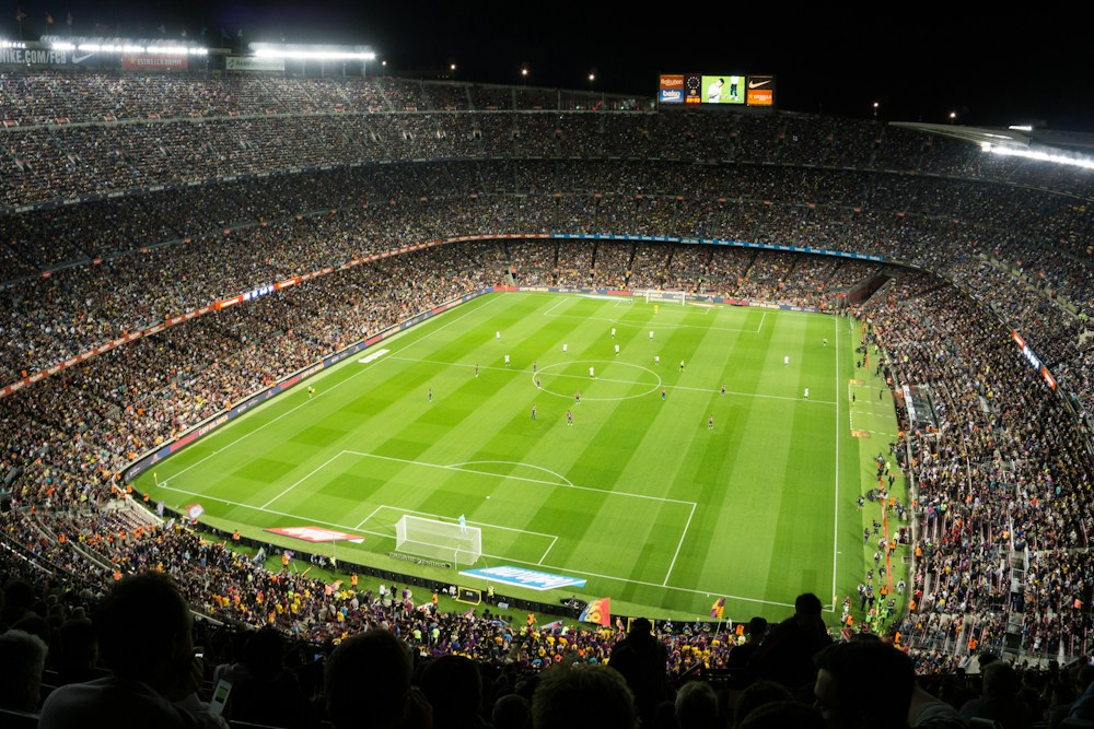Arena de futebol com arquibancadas e campo